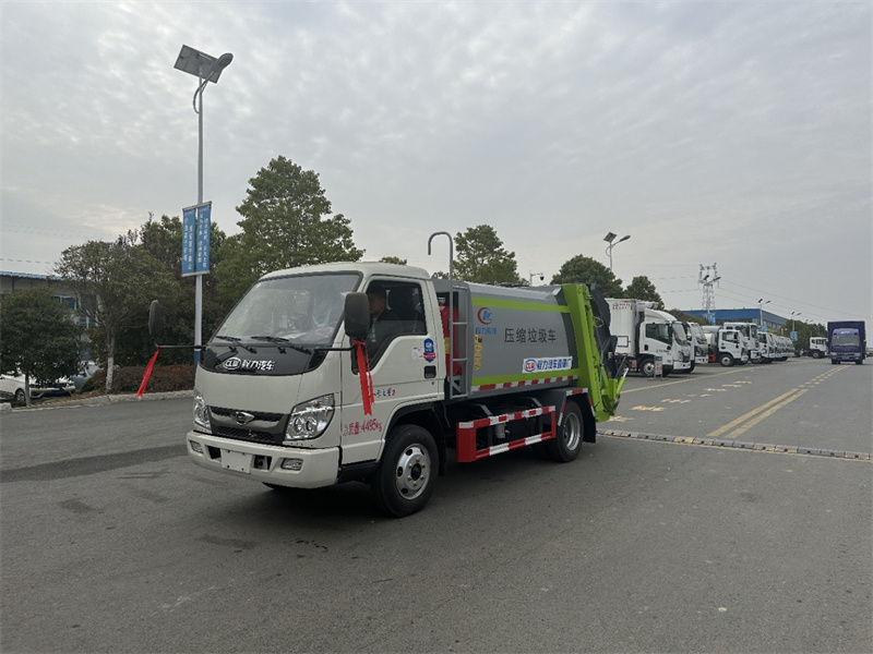 湖北程力福田藍牌5.8方壓縮垃圾車